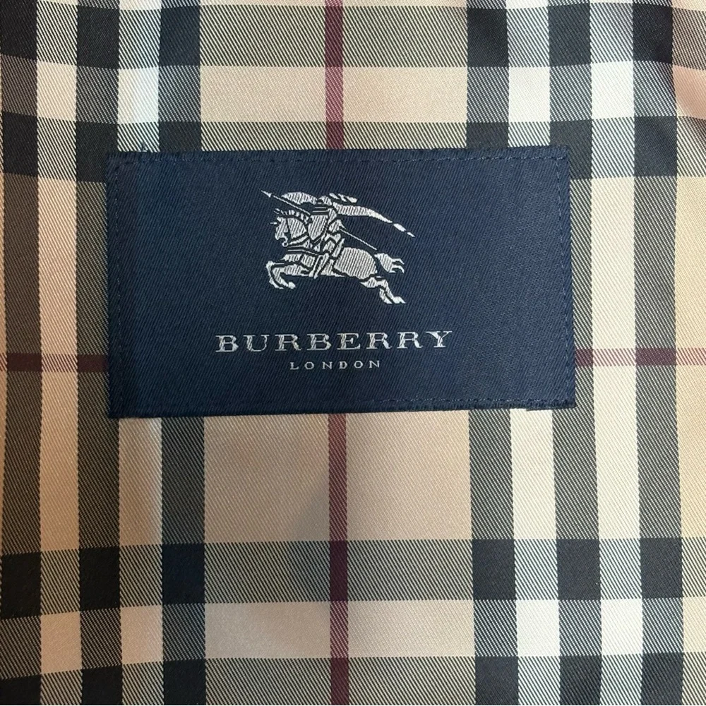Burberry trench coat. - Picture 11 of 16